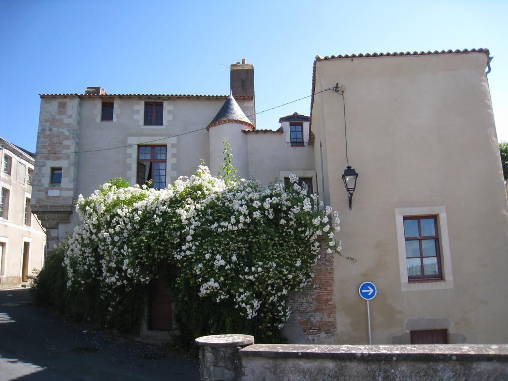 Le Logis Des Tourelles Bed & Breakfast Beaupreau Exterior photo